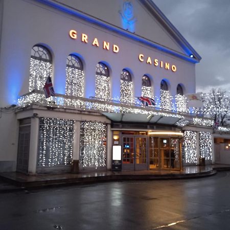 Au Charme Du Lac Espace Bien Etre Et Piscine Chauffe Proche Parc Et Restaurant Du Casino Forges-les-Eaux Ngoại thất bức ảnh