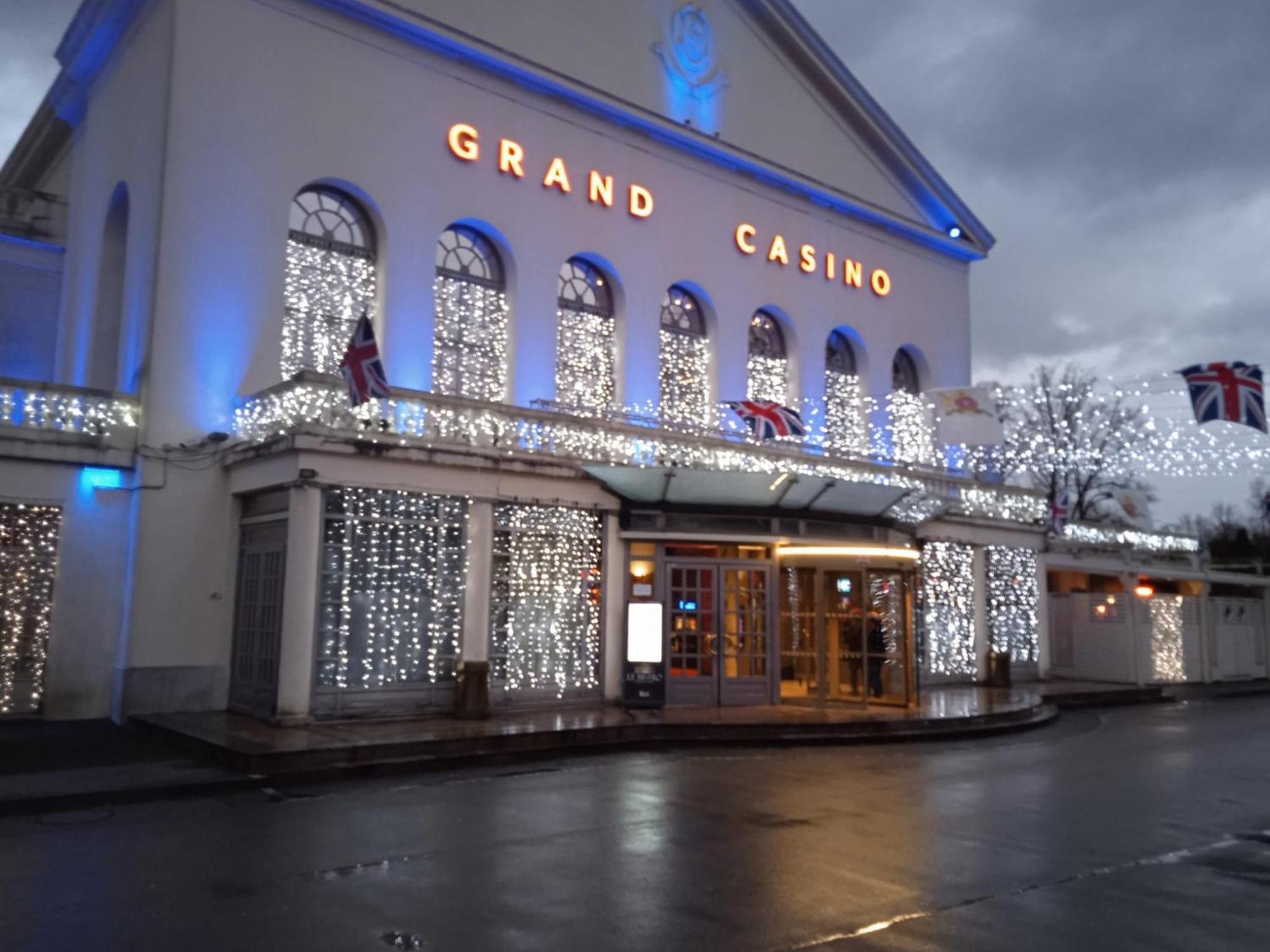 Au Charme Du Lac Espace Bien Etre Et Piscine Chauffe Proche Parc Et Restaurant Du Casino Forges-les-Eaux Ngoại thất bức ảnh